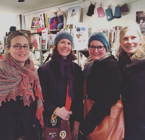 Träffade stickkändisar i Oslo; Tori Seierstad, Ann Myhre (Pinneguri) och Wenche Roald - jag är ju bara en wannabe